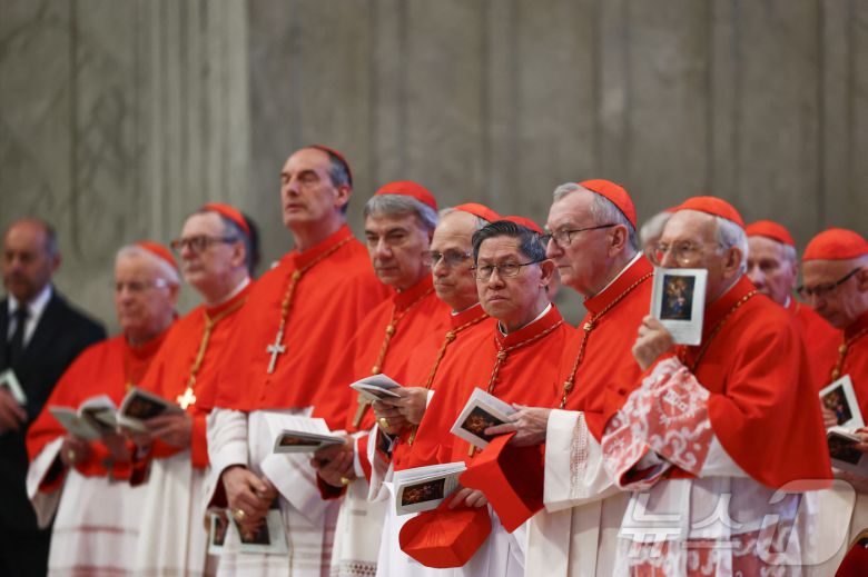 루이스 안토니오 타글레와 피에트로 파롤린 등 추기경들이 지난달 23일 바티칸 성베드로 성당 내에 모여 있다. 이날 앞서 교황이 안치된 관이 대성당 내부로 옮겨졌다. ⓒ 로이터=뉴스1 ⓒ News1 최종일 선임기자