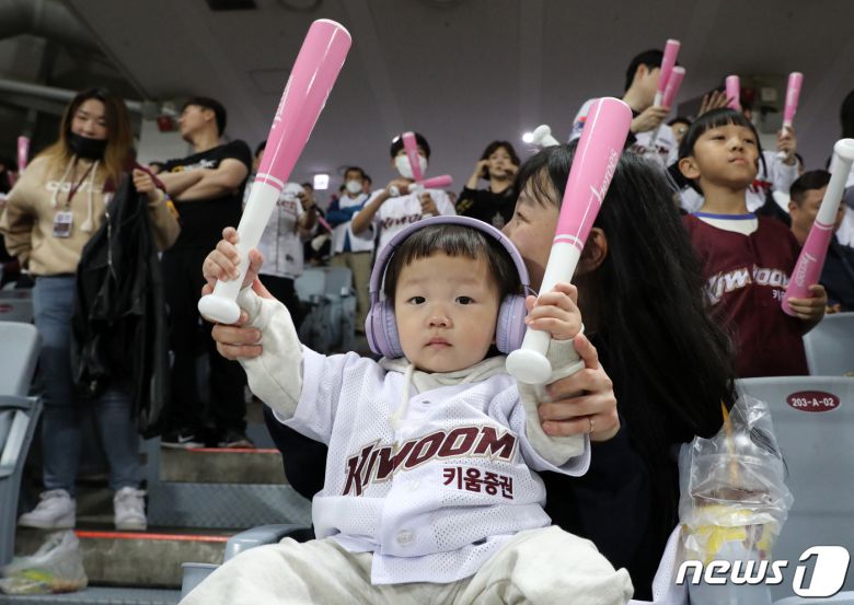 어린이날인 5일 서울 고척 스카이돔에서 열린 프로야구 SSG 랜더스와 키움 히어로즈 경기, 어린이 야구팬이 엄마와 함께 열정적인 응원을 펼치고 있다. 2023.5.5/뉴스1 ⓒ News1 김진환 기자