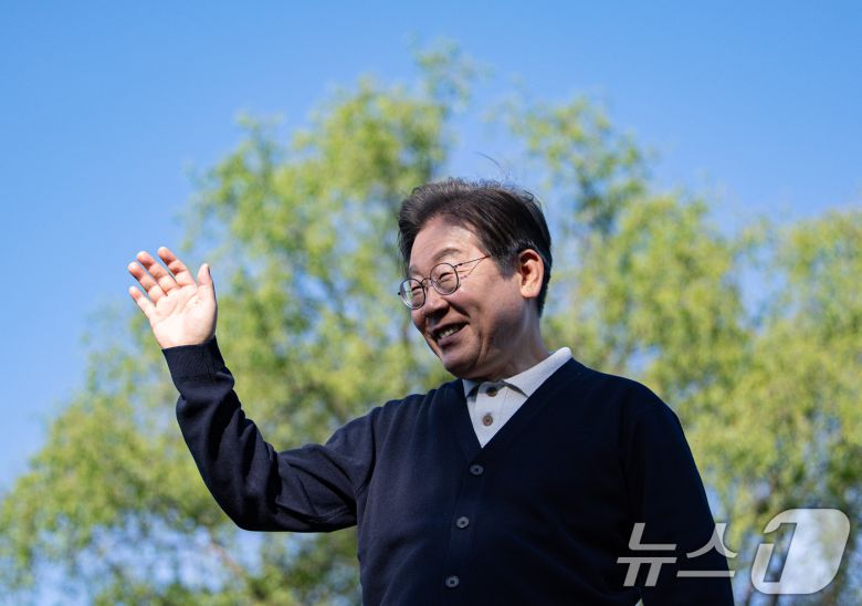 '골목골목 경청투어 : 단양팔경편'에 나선 이재명 더불어민주당 대통령 후보가 4일 오후 충북 제춘구 의림지에서 연설을 하기 위해 단상을 오르고 있다. 2025.5.4/뉴스1 ⓒ News1 이재명 기자