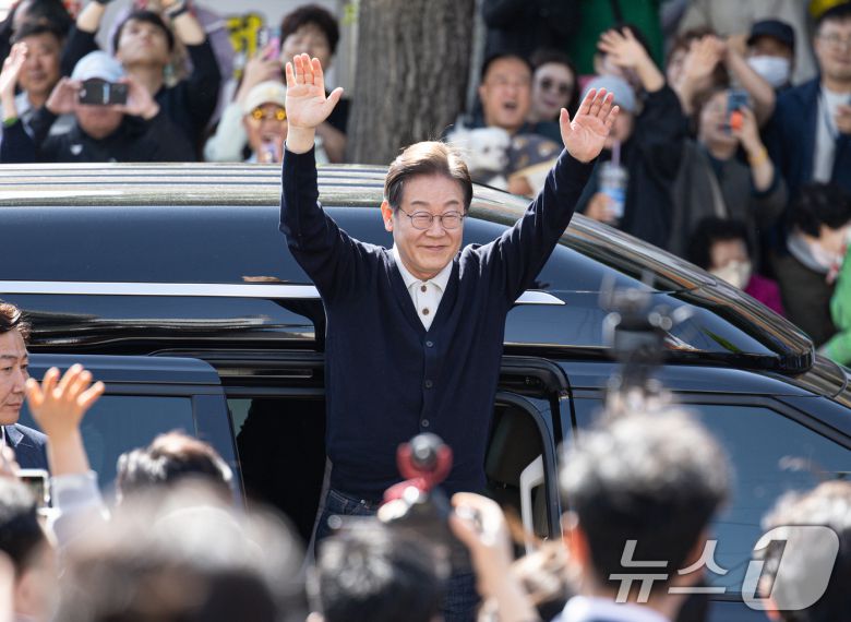 '골목골목 경청투어 : 단양팔경편'에 나선 이재명 더불어민주당 대통령 후보가 4일 오후 강원 영월군 영월서부시장에 도착해 시민들을 향해 인사하고 있다. 2025.5.4/뉴스1 ⓒ News1 이재명 기자