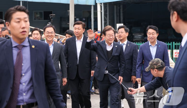 이재명 더불어민주당 대통령 후보가 2차 골목골목 경청투어에 나선 5일 오후 경기 여주시 구양리 마을회관을 찾아 인사하고 있다. 2025.5.5/뉴스1 ⓒ News1 안은나 기자