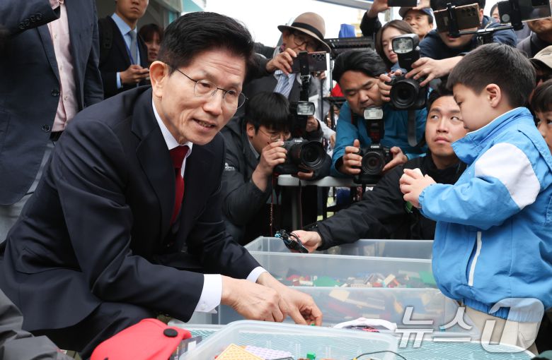 김문수 국민의힘 대통령 후보가 5일 서울 종로구 광화문광장육조마당에서 열린 가족 동행 축제 '펀펀한 광화문광장'을 방문해 어린이들과 블럭 모자를 만들고 있다. 2025.5.5/뉴스1 ⓒ News1 허경 기자