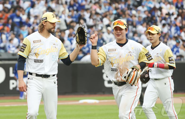 5일 대전 한화생명볼파크에서 열린 '2025 신한 SOL 뱅크 KBO리그' 프로야구 한화 이글스와 삼성 라이온즈 경기에서 한화 선발 와이스가 1회초 3루수 노시환의 호수비에 하이파이브 하며 더그아웃에 들어오고 있다. 2025.5.5/뉴스1 ⓒ News1 김기남 기자