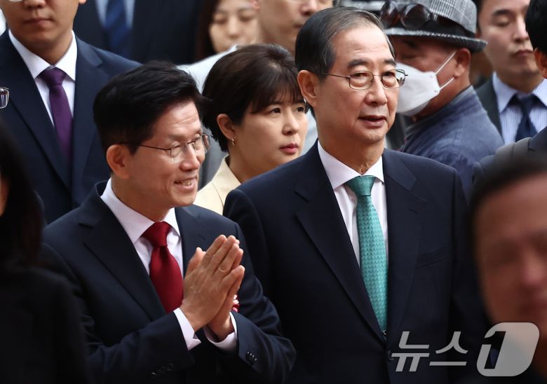 김문수 국민의힘 대통령 후보(왼쪽)와 한덕수 무소속 대통령 선거 예비후보가 5일 오전 서울 종로구 조계사에서 열린 불기 2569년 부처님오신날 봉축법요식에 참석하고 있다. 2025.5.5/뉴스1 ⓒ News1 김민지 기자