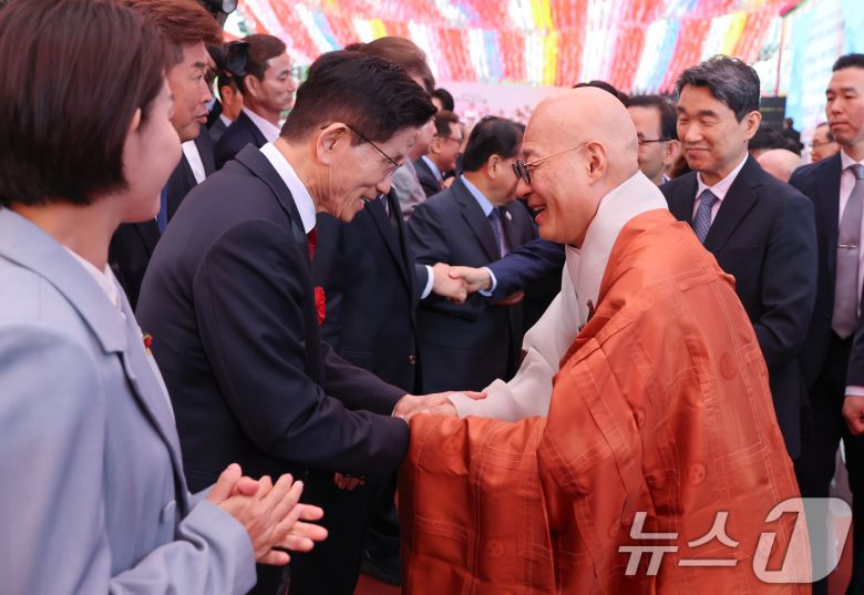 김문수 국민의힘 대통령 후보가 5일 서울 종로구 조계사에서 열린 불기 2569년 부처님오신날 봉축법요식에 참석, 조계종 총무원장 진우스님과 인사하고 있다. (조계종 제공. 재판매 및 DB 금지) 2025.5.5/뉴스1 ⓒ News1 김민지 기자
