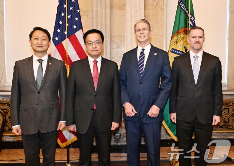 주요 20개국(G20) 재무장관회의 및 국제통화금융위원회(IMFC)'에 참석차 미국 워성턴D.C.를 방문한 최상목 전 부총리 겸 기획재정부 장관이 안덕근 산업통상자원부 장관과 함께 24일(현지시간) 미국 재무부에서 열린 '한-미 2+2 통상협의(Trade Consultation)' 참석, 스콧 베센트 미국재무장관, 제이미슨 그리어 미국무역대표부(USTR) 대표와 회의시작에 앞서 기념사진을 촬영하고 있다. (기획재정부 제공. 재판매 및 DB 금지) 2025.4.24/뉴스1 ⓒ News1 김명섭 기자