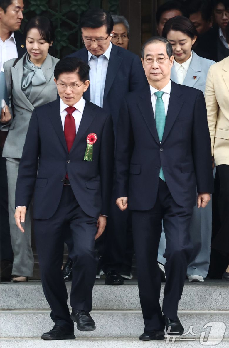 김문수 국민의힘 대통령 후보(왼쪽)와 한덕수 무소속 대통령 선거 예비 후보가 5일 오전 서울 종로구 조계사에서 열린 불기 2569년 부처님오신날 봉축법요식에 참석하고 있다. 2025.5.5/뉴스1 ⓒ News1 김민지 기자