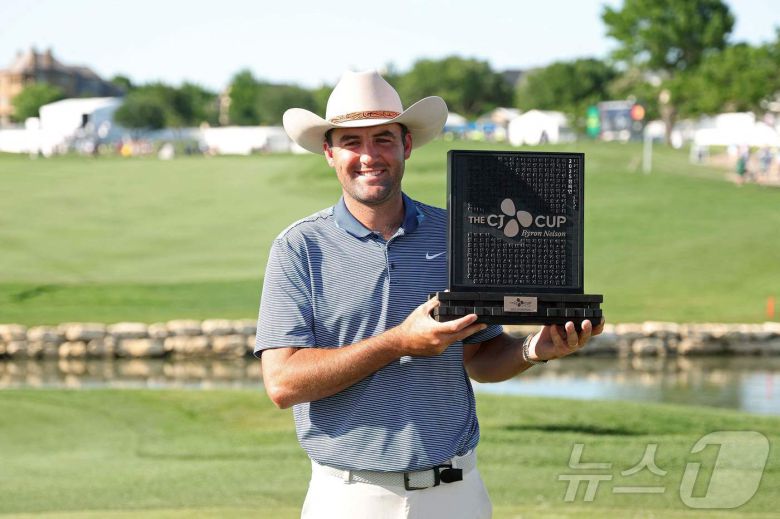 스코티 셰플러가 PGA 투어 72호 최소타 타이기록을 세우며 더CJ컵 바이런 넬슨 우승을 차지했다. ⓒ AFP=뉴스1