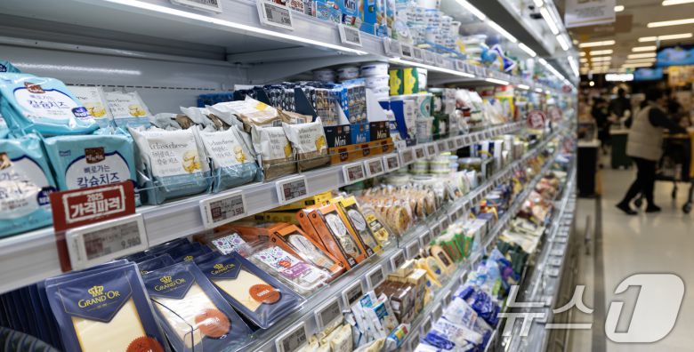 16일 서울 시내의 한 대형 마트에 유제품들이 진열돼 있다2025.3.16/뉴스1 ⓒ News1 이승배 기자