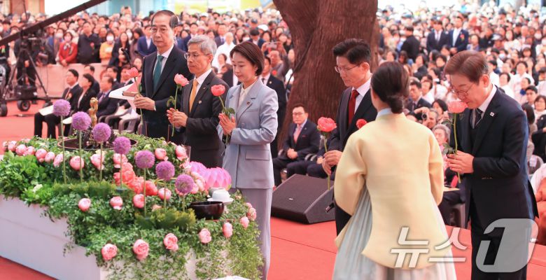 이재명 더불어민주당 대통령 후보(오른쪽부터)와 김문수 국민의힘 후보, 김재연 진보당 후보, 권영국 정의당 후보, 한덕수 무소속 예비후보가 5일 서울 종로구 조계사에서 열린 불기 2569년 부처님오신날 봉축법요식에 참석해 헌화하고 있다. (조계종 제공. 재판매 및 DB 금지) 2025.5.5/뉴스1 ⓒ News1 김민지 기자