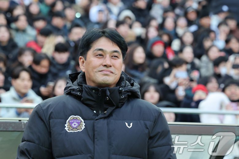 유병훈 FC안양 감독이 22일 오후 서울 마포구 서울월드컵경기장에서 하나은행 K리그1 2025 2라운드 FC서울과 FC안양의 경기에서 경기를 바라보고 있다. 2025.2.22/뉴스1 ⓒ News1 신웅수 기자