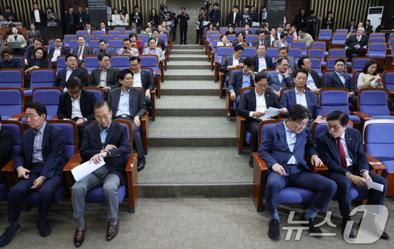 국민의힘 권영세 비상대책위원장과 권성동 원내대표를 비롯한 의원들이 6일 오후 서울 여의도 국회에서 열린 의원총회에 참석해 있다. 2025.5.6/뉴스1 ⓒ News1 이광호 기자