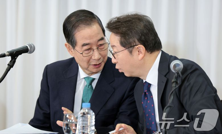 한덕수 무소속 대통령선거 예비후보가 6일 서울 중구 코리아나호텔에서 열린 관훈토론회에서 김승련 관훈클럽 총무와 대화하고 있다. 2025.5.6/뉴스1 ⓒ News1 국회사진취재단