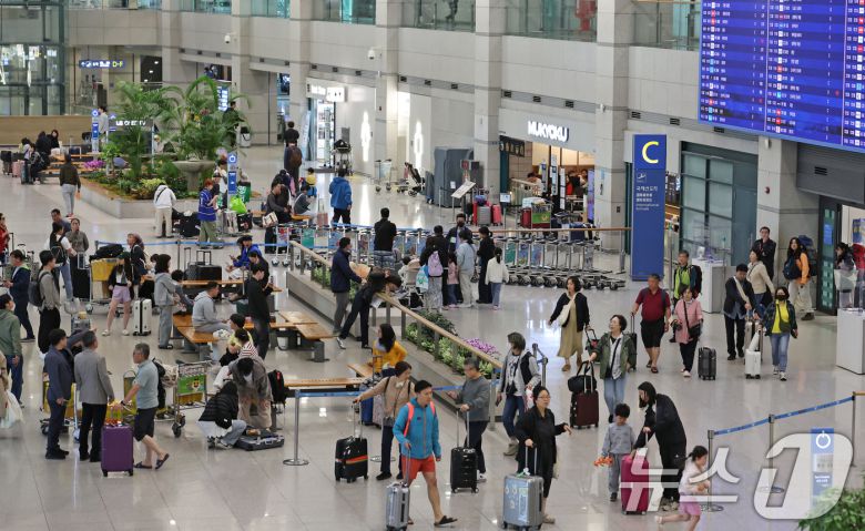 어린이날 연휴 마지막 날인 6일 오전 인천국제공항 제1터미널 입국장이 여행을 마치고 일상으로 돌아가려는 이용객들로 붐비고 있다. 2025.5.6/뉴스1 ⓒ News1 장수영 기자