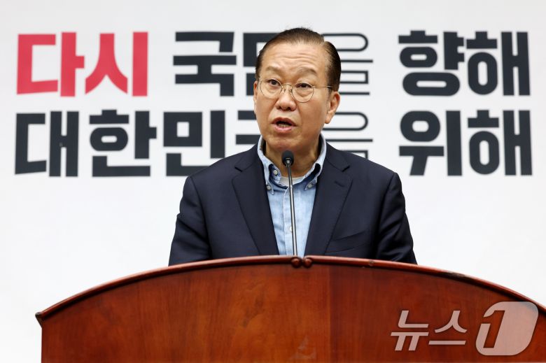 권영세 국민의힘 비상대책위원장이 6일 오후 서울 여의도 국회에서 열린 의원총회에서 발언하고 있다. 2025.5.6/뉴스1 ⓒ News1 이광호 기자