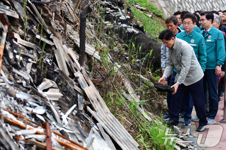 김문수 국민의힘 대통령 후보가 6일 초대형산불피해지역인 경북 영덕군 영덕읍 석리 마을에서 피해 상황을 살펴보고 있다. 2025.5.6/뉴스1 ⓒ News1 최창호 기자