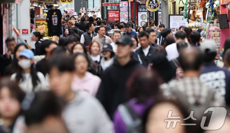 어린이날 연휴 마지막날인 6일 오후 서울 중구 명동거리가 관광객들로 붐비고 있다. 2025.5.6/뉴스1 ⓒ News1 장수영 기자