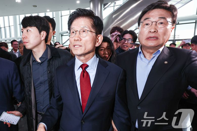 김문수 국민의힘 대통령 후보가 6일 경북 경주시 HICO(정상회의장) 미디어센터를 방문, 단일화 문제를 놓고 당 지도부와 갈등을 빚고 있는 김 후보를 설득하기 위해 내려온 김대식 의원과 함께 이동하고 있다. 2025.5.6/뉴스1 ⓒ News1 김민지 기자