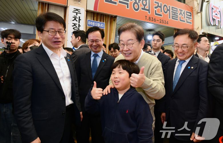 이재명 더불어민주당 대통령 후보가 골목골목 경청투어 이틀차를 맞은 6일 오전 충북 증평군 장뜰시장을 찾아 어린이와 기념 촬영하고 있다. (공동취재) 2025.5.6/뉴스1 ⓒ News1 안은나 기자