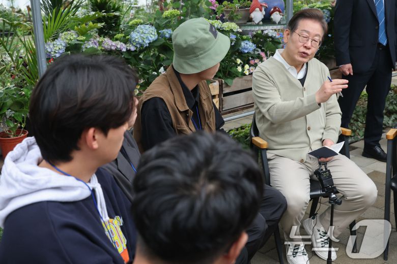 이재명 더불어민주당 대통령 후보가 '골목골목 경청투어'에 나선 6일 충북 보은군 화훼농원 숨결에서 청년 농업인들과의 간담회를 갖고 있다. (공동취재) 2025.5.6/뉴스1 ⓒ News1 안은나 기자
