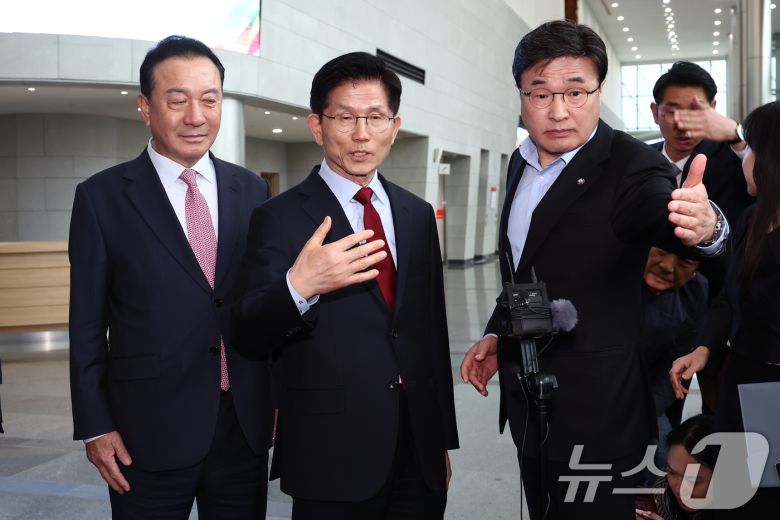 단일화 문제를 놓고 당 지도부와 갈등을 빚고 있는 김문수 국민의힘 대통령 후보가 6일 경북 경주시 HICO(정상회의장) 미디어센터에서 브리핑을 갖고 경선 일정 중단과 서울행을 선언하고 있다. 2025.5.6/뉴스1 ⓒ News1 김민지 기자