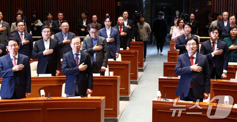 국민의힘 권영세 비상대책위원장과 권성동 원내대표 등 의원들이 5일 서울 여의도 국회에서 열린 의원총회에서 국민의례를 하고 있다. 2025.5.5/뉴스1 ⓒ News1 김민지 기자