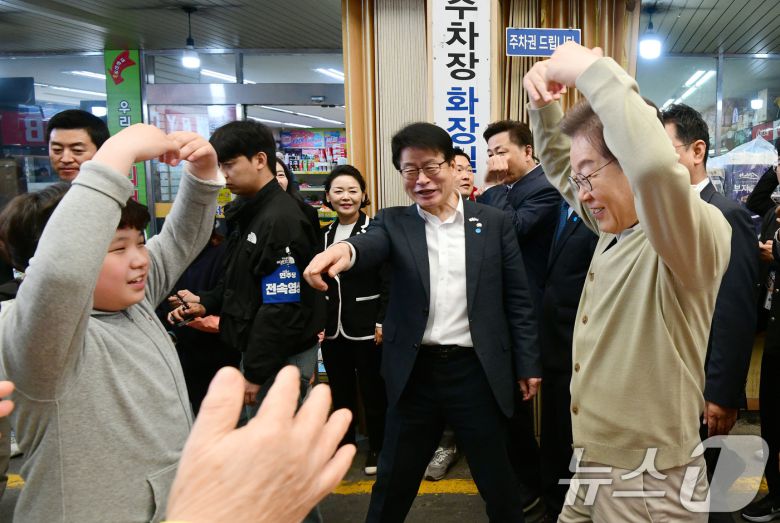 이재명 더불어민주당 대통령 후보가 골목골목 경청투어 이틀차를 맞은 6일 오전 충북 증평군 장뜰시장을 찾아 어린이에게 하트를 그리고 있다. (공동취재) 2025.5.6/뉴스1 ⓒ News1 안은나 기자