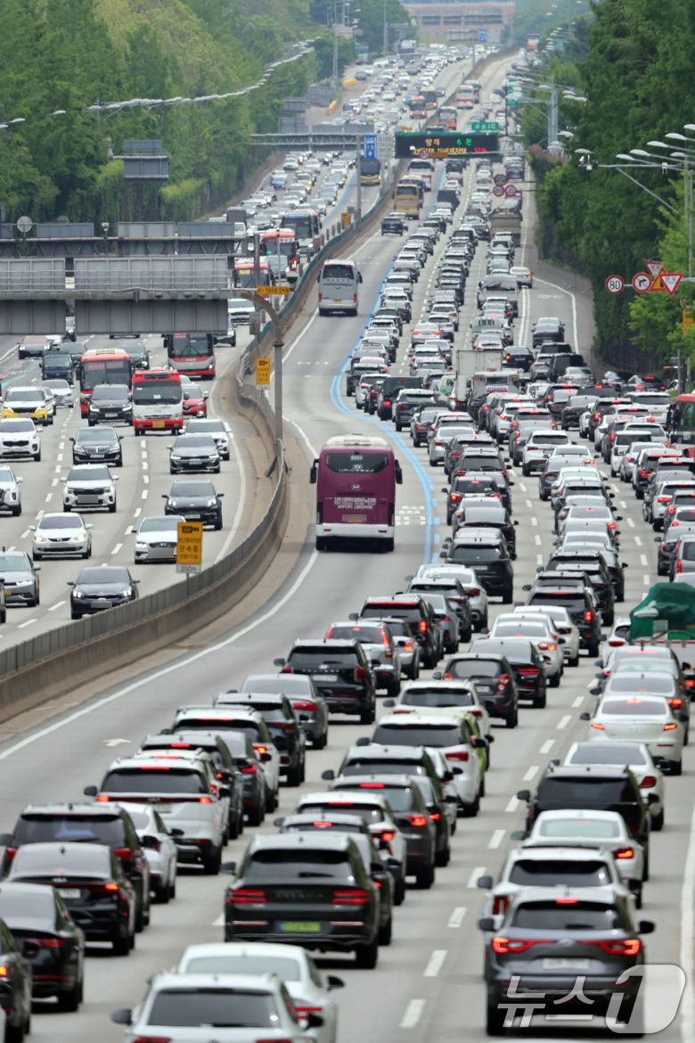 어린이날 연휴 마지막 날인 6일 서울 잠원IC 인근 경부고속도로 상(왼쪽)·하행선 방향 차량들이 서행하고 있다. 2025.5.6/뉴스1 ⓒ News1 황기선 기자
