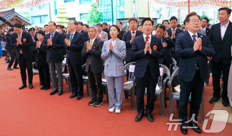 이재명 더불어민주당 대통령 후보(오른쪽부터)와 김문수 국민의힘 후보, 김재연 진보당 후보, 권영국 정의당 후보, 한덕수 무소속 예비후보가 지난 5일 서울 종로구 조계사에서 열린 불기 2569년 부처님오신날 봉축법요식에 참석해 합장하고 있다. (조계종 제공. 재판매 및 DB 금지) 2025.5.5/뉴스1 ⓒ News1 김민지 기자