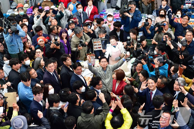 김문수 국민의힘 대통령 후보가 6일 경북 포항시 죽도시장에서 지지자들의 연호 속에 시장 투어를 하고 있다. 2025.5.6/뉴스1 ⓒ News1 최창호 기자