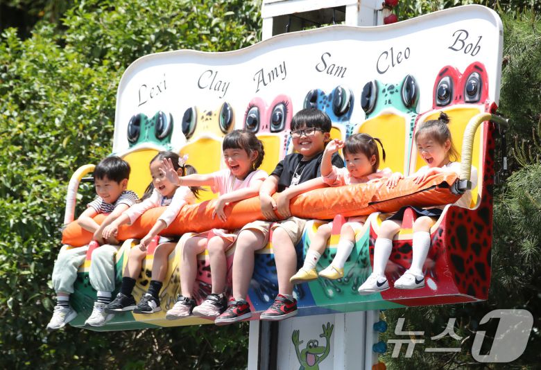 어린이날을 하루 앞둔 4일 대구 달서구 테마파크 이월드를 찾은 어린이들이 놀이기구에 몸을 맡긴 채 즐거운 연휴를 보내고 있다. 2025.5.4/뉴스1 ⓒ News1 공정식 기자