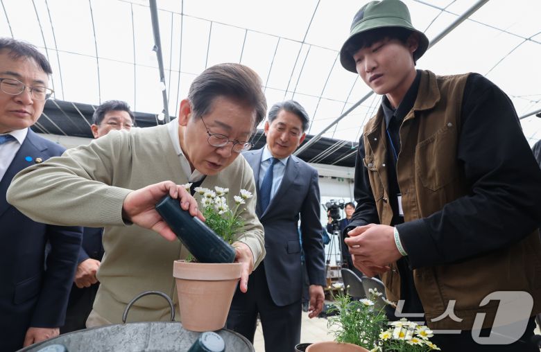 이재명 더불어민주당 대통령 후보가 '골목골목 경청투어'에 나선 6일 충북 보은군 화훼농원 숲결에서 분갈이 체험을 하고 있다. (공동취재) 2025.5.6/뉴스1 ⓒ News1 안은나 기자