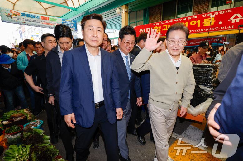 이재명 더불어민주당 대통령 후보가 골목골목 경청투어 이틀차를 맞은 6일 오전 충북 증평군 장뜰시장을 찾아 인사하고 있다. 2025.5.6/뉴스1 ⓒ News1 안은나 기자