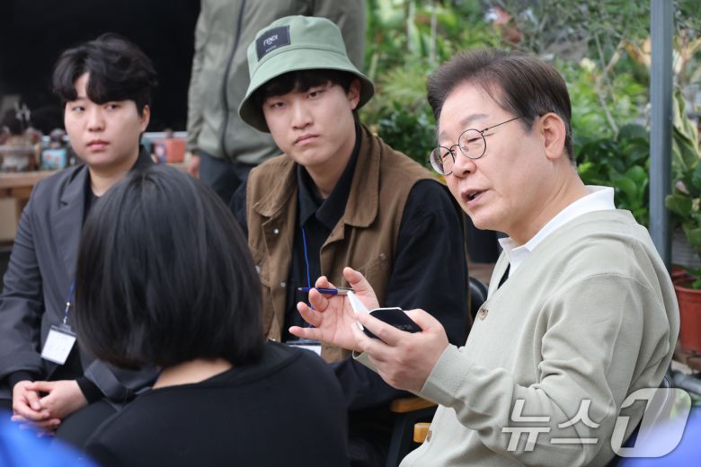 이재명 더불어민주당 대통령 후보가 '골목골목 경청투어'에 나선 6일 충북 보은군 화훼농원 숲결에서 청년 농업인들과 간담회를 하고 있다. (공동취재) 2025.5.6/뉴스1 ⓒ News1 안은나 기자