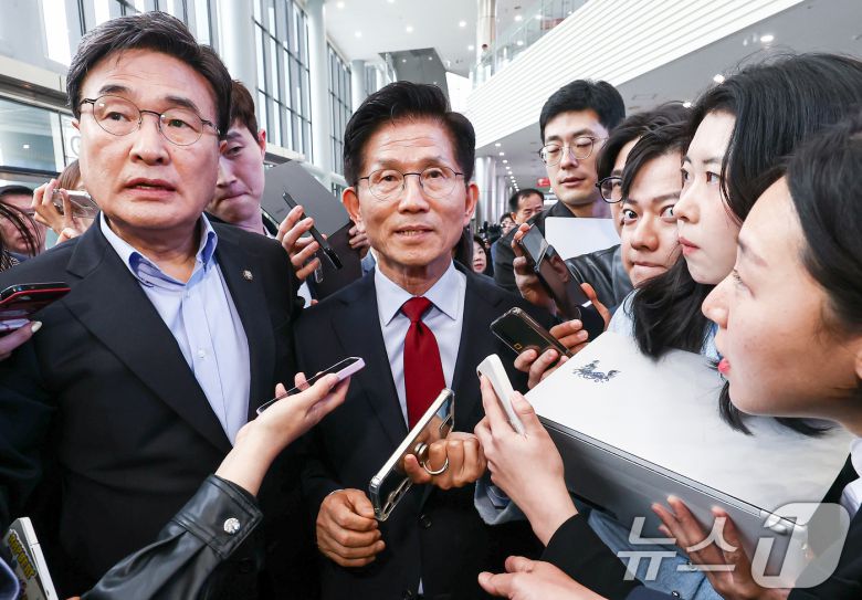 김문수 국민의힘 대통령 후보가 6일 경북 경주시 HICO(정상회의장) 미디어센터를 방문, 단일화 문제를 놓고 당 지도부와 갈등을 빚고 있는 김 후보를 설득하기 위해 내려온 김대식 의원과 함께 이동하고 있다. 2025.5.6/뉴스1 ⓒ News1 김민지 기자