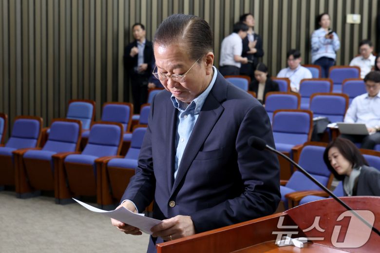 권영세 국민의힘 비상대책위원장이 6일 오후 서울 여의도 국회에서 열린 의원총회에서 발언대로 향하고 있다. 2025.5.6/뉴스1 ⓒ News1 이광호 기자