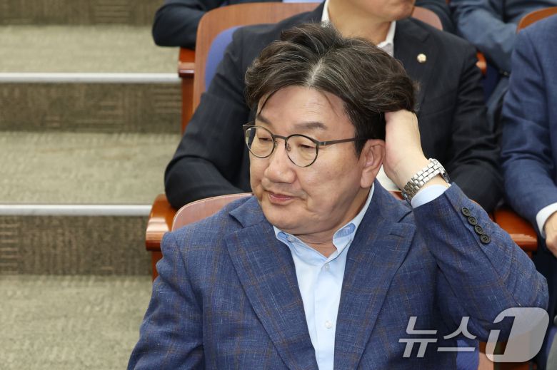 권성동 국민의힘 원내대표가 6일 오후 서울 여의도 국회에서 열린 의원총회에 참석해 생각에 잠겨있다. 2025.5.6/뉴스1 ⓒ News1 이광호 기자