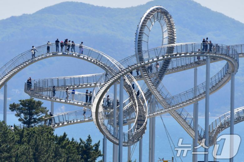 2일 경북 포항시 북구 환호공원 스페이스 워크를 찾은 관광객들이 화창한 날씨를 만끽하며 즐거운 시간을 보내고 있다. 2025.5.2/뉴스1 ⓒ News1 최창호 기자