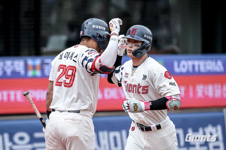 롯데 자이언츠 윤동희(오른쪽)와 빅터 레이예스(왼쪽)는 6일 열린 KBO리그 사직 SSG 랜더스전에서 나란히 홈런을 터뜨려 팀의 6-0 승리를 이끌었다. (롯데 자이언츠 제공)