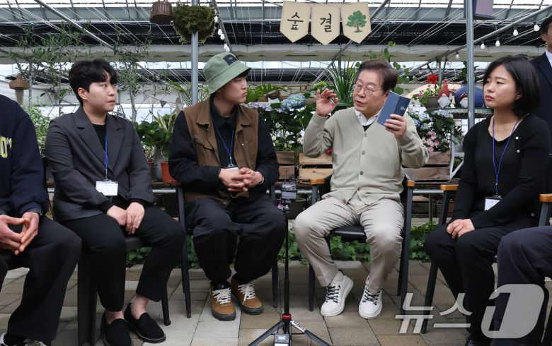 이재명 더불어민주당 대통령 후보가 '골목골목 경청투어'에 나선 6일 충북 보은군 화훼농원 숲결에서 청년 농업인들과 간담회를 하고 있다. (공동취재) 2025.5.6/뉴스1 ⓒ News1 안은나 기자