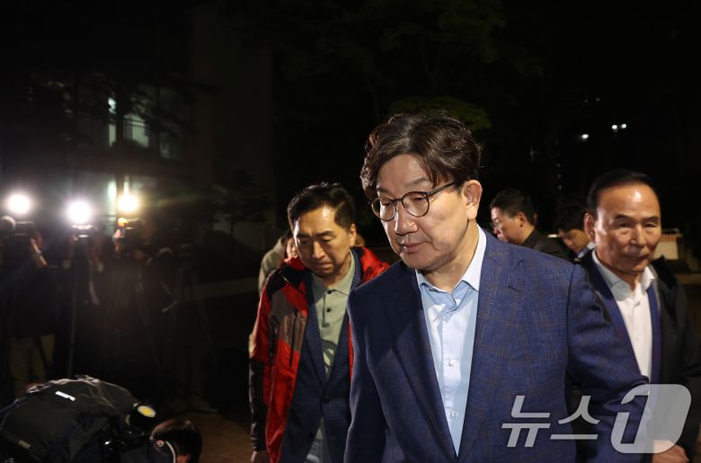 권성동 국민의힘 원내대표가 후보 단일화 문제로 당 지도부와 갈등을 겪고 있는 김문수 대통령 후보를 만나기 위해 6일 밤 서울 관악구 김 후보의 집 앞에서 김 후보를 기다리다 만나지 못하고 발걸음을 돌리고 있다. 2025.5.6/뉴스1 ⓒ News1 김명섭 기자