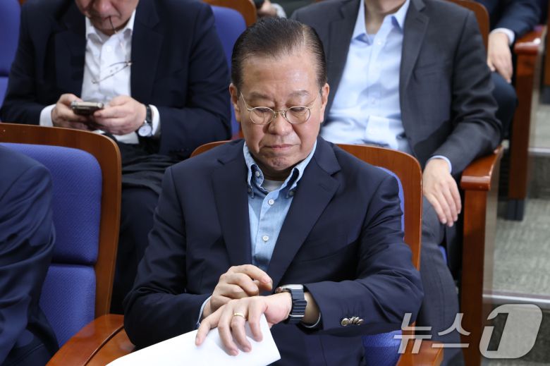 권영세 국민의힘 비상대책위원장이 6일 오후 서울 여의도 국회에서 열린 의원총회에서 시간을 확인하고 있다. 2025.5.6/뉴스1 ⓒ News1 이광호 기자