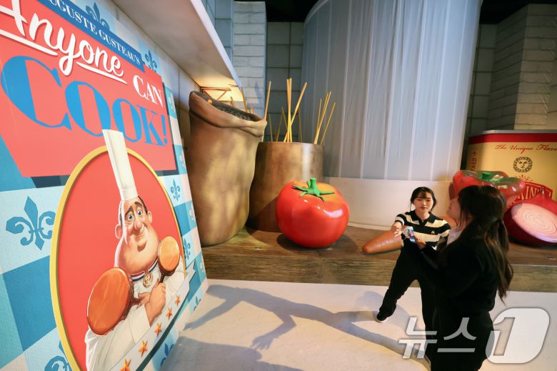 7일 오전 서울 성동구 성수문화예술마당에서 열린 '문도 픽사(Mundo Pixae): 픽사, 상상의 세계로' 미디어데이에서 관계자가 체험공간을 소개하고 있다. 2025.5.7/뉴스1 ⓒ News1 황기선 기자