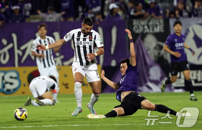 6일 경기 안양시 안양종합운동장에서 열린 프로축구 하나은행 K리그1 2025 12라운드 FC안양과 FC서울과의 경기에서 안양 김영찬이 태클을 하고 있다. 2025.5.6/뉴스1 ⓒ News1 황기선 기자