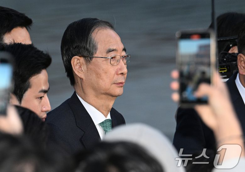 한덕수 무소속 대선 예비후보가 7일 오후 서울 종로구의 한 식당에서 김문수 국민의힘 대선 후보와의 단일화 관련 회동을 마친 후 식당에서 나오고 있다. (공동취재) 2025.5.7/뉴스1 ⓒ News1 오대일 기자