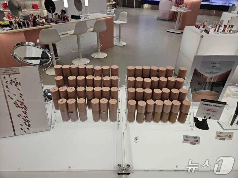 와이레스 북촌 플래그십스토어 내부 모습.ⓒ 뉴스1/김진희 기자