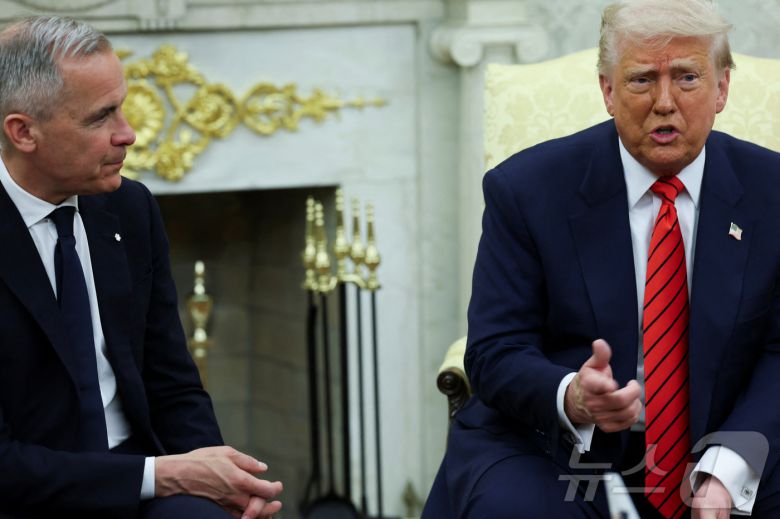 도널드 트럼프 미국 대통령이 6일(현지시간) 미국 워싱턴DC 백악관 집무실에서 마크 카니 캐나다 총리와의 본격적인 회담에 앞서 발언하고 있다. ⓒ 로이터=뉴스1 ⓒ News1 류정민 특파원