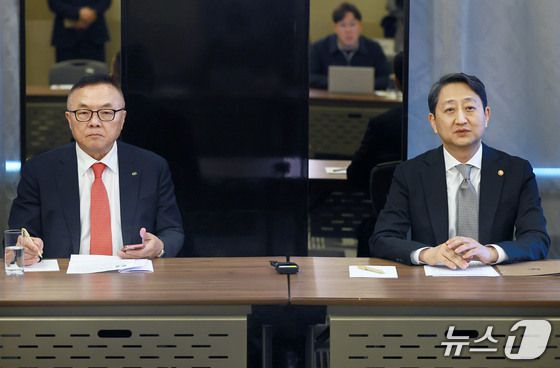 안덕근 산업통상자원부 장관과 황주호 한수원 사장은 6일(현지시간) 체코 현지에서 언론 간담회를 하고 있다. /2025.5.6/ (산업부 제공) ⓒ News1