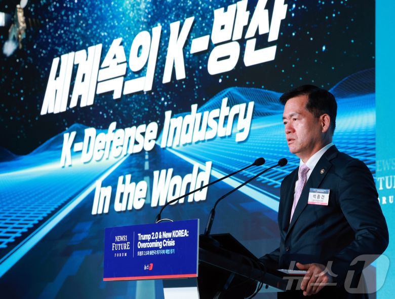 석종건 방위사업청장이 7일 서울 여의도 페어몬트 호텔에서 열린 뉴스1 미래포럼에서 ‘세계 속의 K-방산’이라는 주제로 기조연설을 하고 있다. ‘트럼프 2.0과 新한국:위기 극복 해법 찾기’를 주제로 열린 이번 포럼은 뉴스1 주최로 열렸다. 2025.5.7/뉴스1 ⓒ News1 김진환 기자