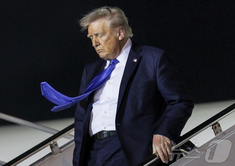 도널드 트럼프 미국 대통령이 지난  5월 1일(현지시간) 미국 플로리다주 웨스트팜비치 팜비치 국제공항에 도착한 에어포스원에서 내리고 있다. ⓒ 로이터=뉴스1 ⓒ News1 류정민 특파원